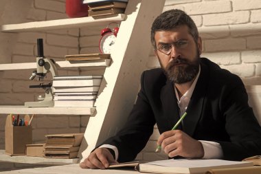 Sınıf öğretmeni ve okul malzemeleri. Sakallı