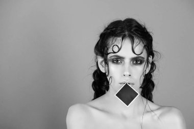 kadın şık örgüler makyaj ve çıplak omuz parlayan ile