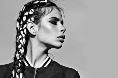 Kız çok güzel yüz, makyaj ve şık örgüler