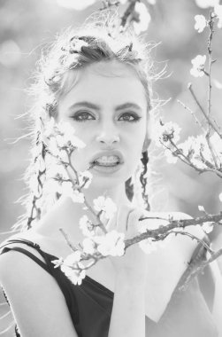 kiraz ağacı bahar çiçeği ve çiçekler güzel kız