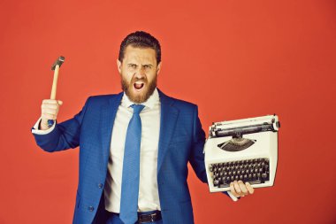 iş adamı, daktilo ve çekiç ile agresif iş adamı