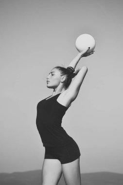 Yeşil topu ile siyah spor giyim kadın jimnastikçi.