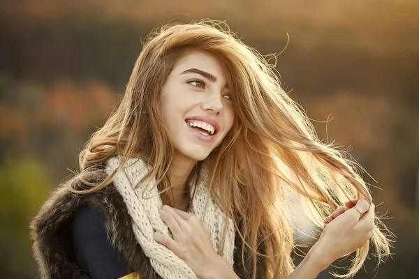 Modelo feliz con cara bonita. Temporada y vacaciones de otoño . —  Fotos de Stock