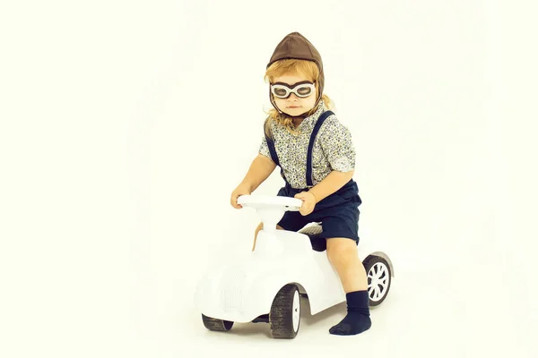 Μικρό αγόρι οδηγό ή χειριστή που απομονώνονται σε λευκό — Φωτογραφία Αρχείου