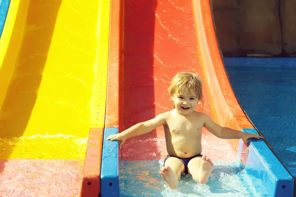快乐可爱的小宝贝男孩骑从滑水道 — 图库照片