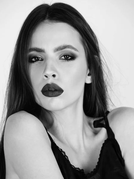 Mädchenporträt, Frau mit schwarzem Lippenstift auf üppigen Lippen — Stockfoto