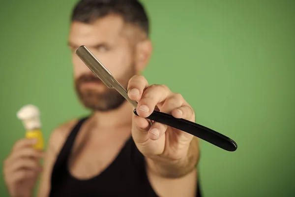 Радіатор і щітка для гоління в руці бородатого чоловіка — стокове фото