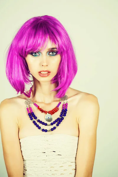 Kobieta w fioletowe wig z modny makijaż. — Zdjęcie stockowe
