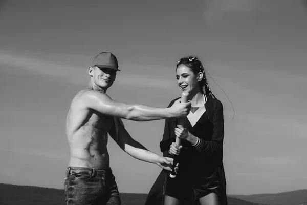 Beisebol mulher feliz e homens musculosos em cap — Fotografia de Stock