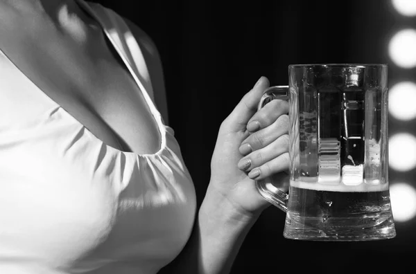 Sommelière Frau mit Bierglas in der Hand — Stockfoto