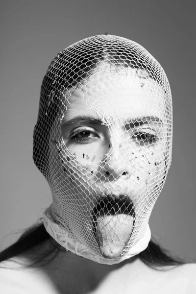 Jong meisje, Rover bandit gangster draagt masker van witte fishnet — Stockfoto
