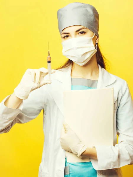 Sjuksköterska med spruta och mappen. läkare, healthcar — Stockfoto