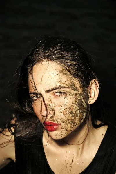 Дівчина з грязьовою маскою на обличчі. вода — стокове фото