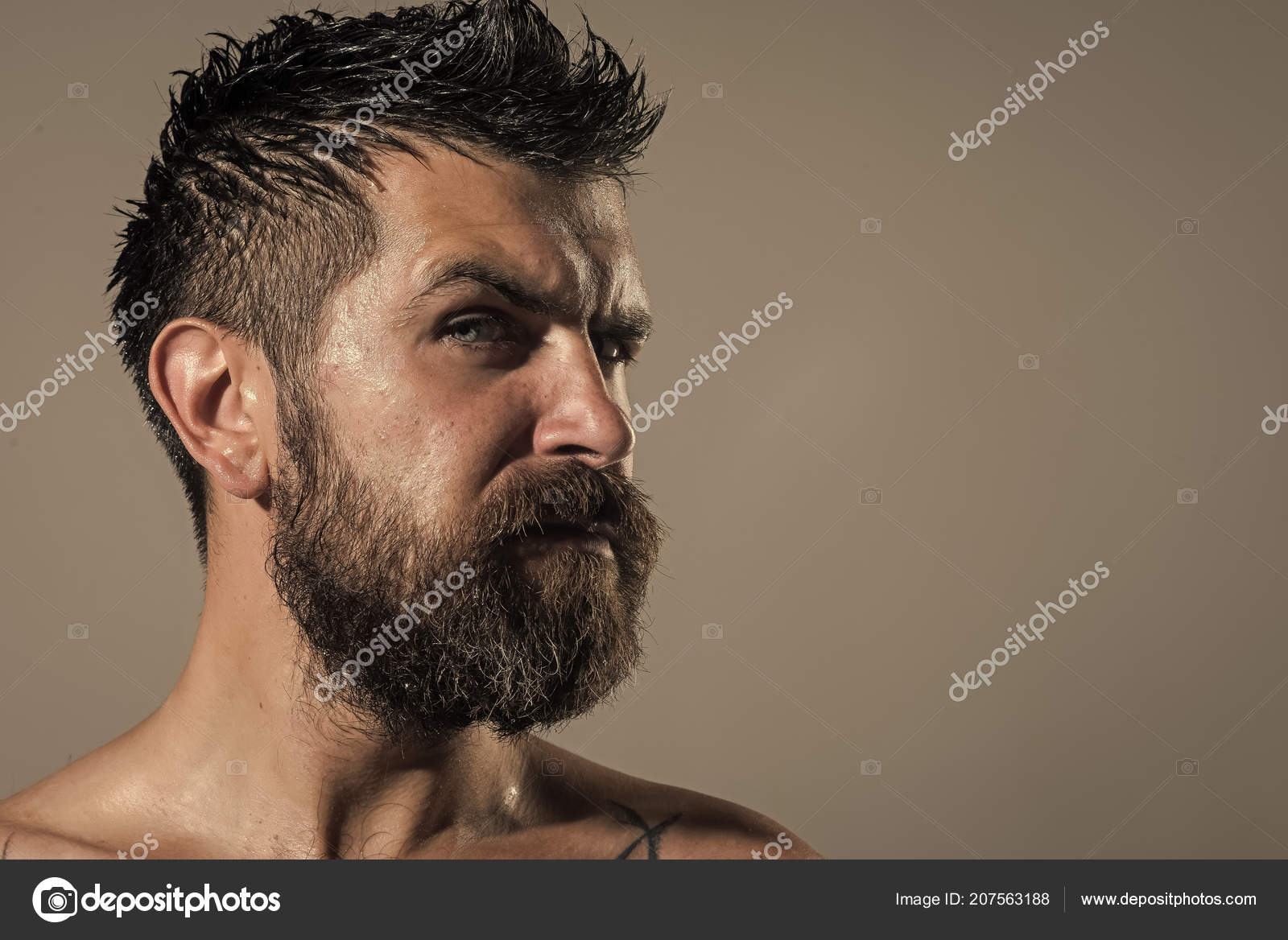 Skägg och tatueringar dating