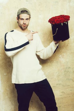 sakallı adam tutar kırmızı gül kutusu dokulu duvar