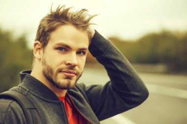 Genç seksi çekici adam doğal yol arka planda açık.