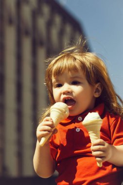 Dondurma yemek küçük komik çocuk. tatlı