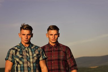 Günbatımında ya da gündoğumunda ikiz erkekler, arkadaşlık.