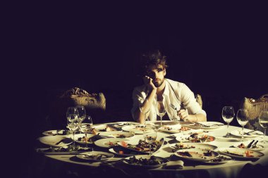 Sıkılmış veya yorgun yakışıklı adam