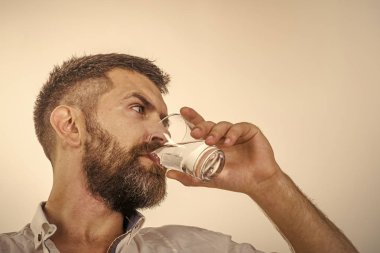 Akşamdan kalma ve susuzluk.