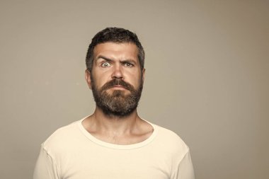 Adam uzun sakal ve bıyık.