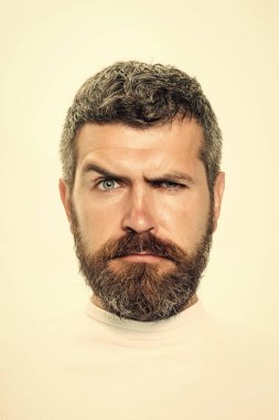 Hipster ciddi bir yüz ile.