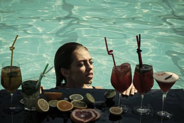 Alkollü içecek ve meyve kadın ile.