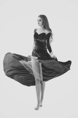 uzun esmer saçlı kadın