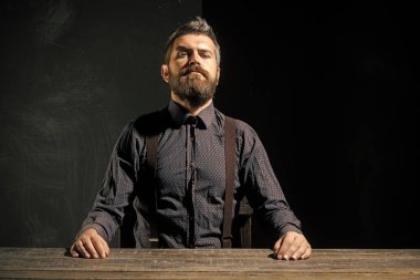 Ciddi sakallı bir menajer.