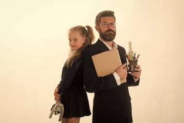 Mikroskop, kitap ve kalem çocuk ve eğitmen tutun