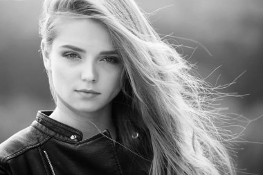 Moda model arka plan bulanık üzerinde.