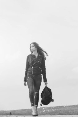 Deri ceketli kız..