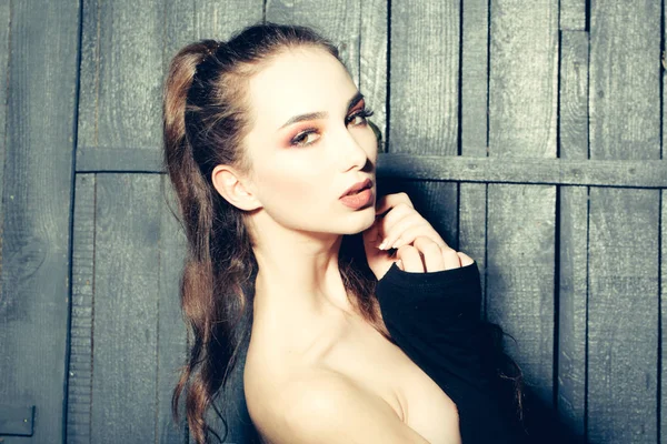 Mujer joven atractiva con cabello largo y hermoso y cara bonita mostrando hombro desnudo —  Fotos de Stock