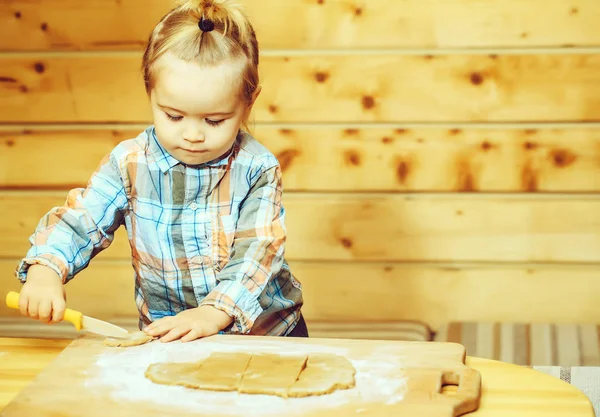 Carino bambino in camicia a scacchi cucina con pasta e farina — Foto Stock