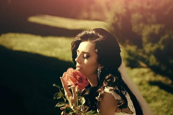 Nő a ruha és a fátyol a vörös rózsa. — Stock Fotó