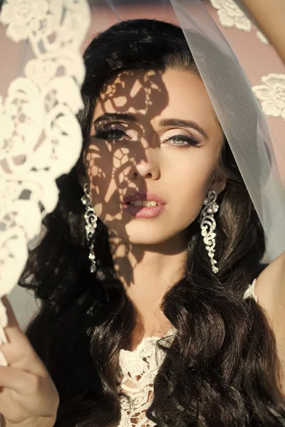 Hochzeitsschleier auf Braut. Schönheitssalon und Mode. — Stockfoto