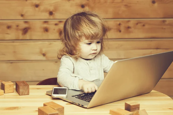 Маленький хлопчик з комп'ютером і телефоном, горизонтальне зображення — стокове фото