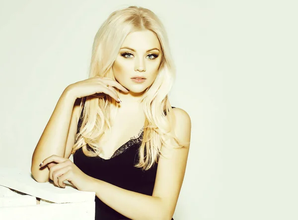 Vackra platina blond flicka i svart. makeup — Stockfoto