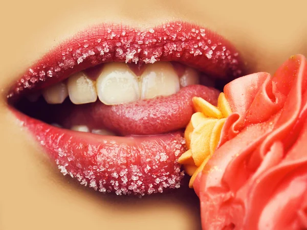 Kvinnliga läppar och orange grädde, övergripande bild — Stockfoto