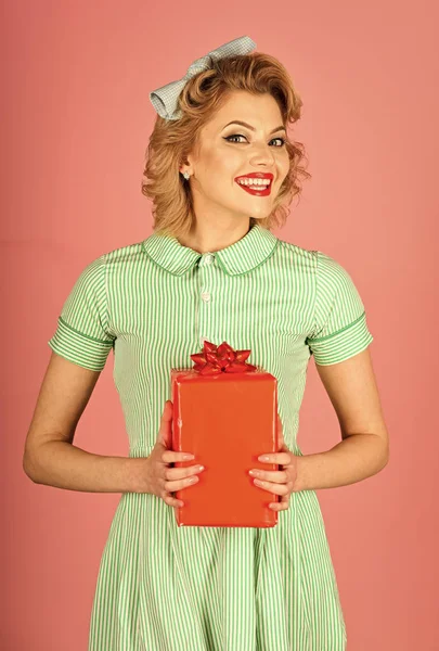 Felices fiestas, celebraciones, fiestas vintage. Mujer retro con caja de regalo, pinup . — Foto de Stock