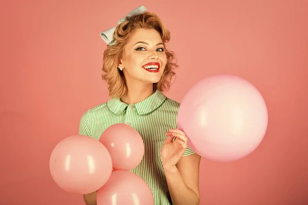 Sexy blond girl with retro makeup hold balloons. — Stock Photo, Image