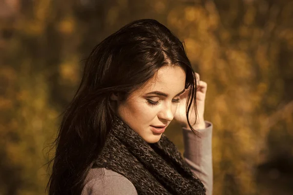 Chica con rostro de maquillaje en el paisaje de otoño —  Fotos de Stock