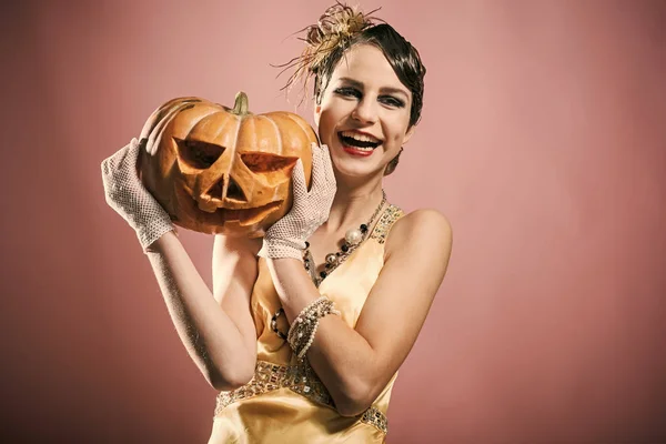 Fiesta de Halloween y fiesta de celebración. Chica en vestido amarillo con calabaza . —  Fotos de Stock