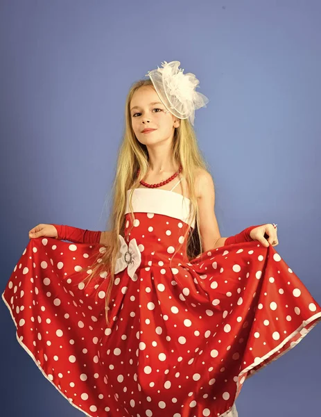 Olhar retrô e cabeleireiro, maquiagem em estilo pin up. menina retro em vestido vermelho . — Fotografia de Stock