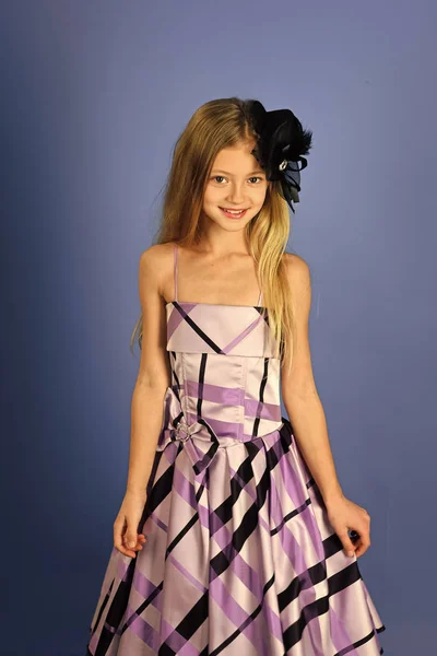 Retro-Look und Friseur, Make-up im Pin-up-Stil. Retro-Mädchen im violetten Kleid — Stockfoto