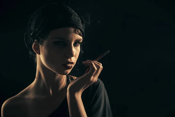 Girl smoking cigarette in mouthpiece, vintage. retro — Stock Photo, Image