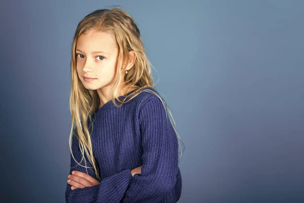 Peluquería y cuidado de la piel de niño pequeño en estilo casual, denim. peluquería y cuidado de la piel, espacio para copiar . — Foto de Stock