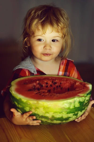 Malý chlapec jíst červený meloun — Stock fotografie