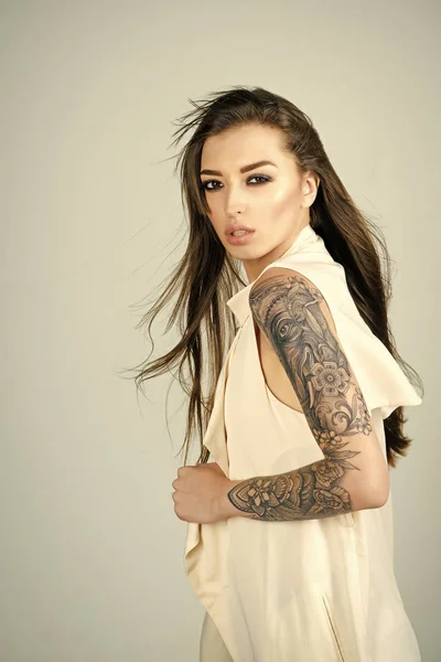 Tatuaggio pittura sulla mano della donna, moda — Foto Stock