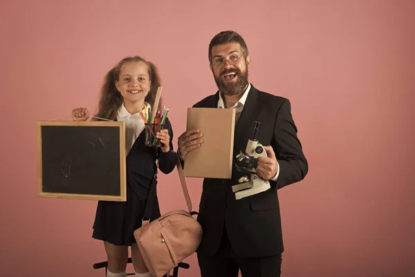 Pai e estudante com rostos felizes no fundo rosa — Fotografia de Stock